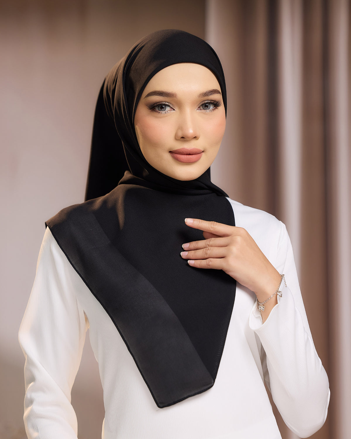 AYU BAWAL - BLACK | LIGHTWEIGHT SQUARE BAWAL